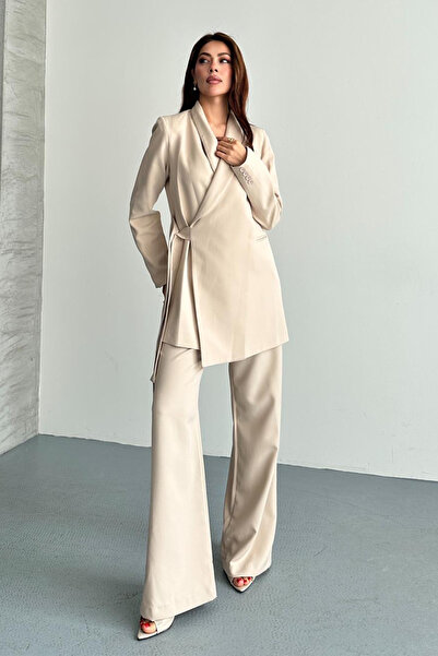 TANISA Μπεζ Σετ Παντελόνι και Μακρυμάνικο Μπουφάν με Λεπτομέρεια Ζώνης Cassi ...