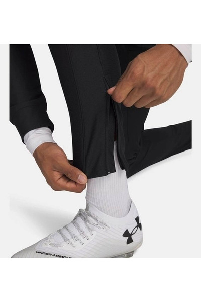 Under Armour بدلة رياضية Ua M Challenger باللونين الأسود والأبيض للرجال 6004052-001