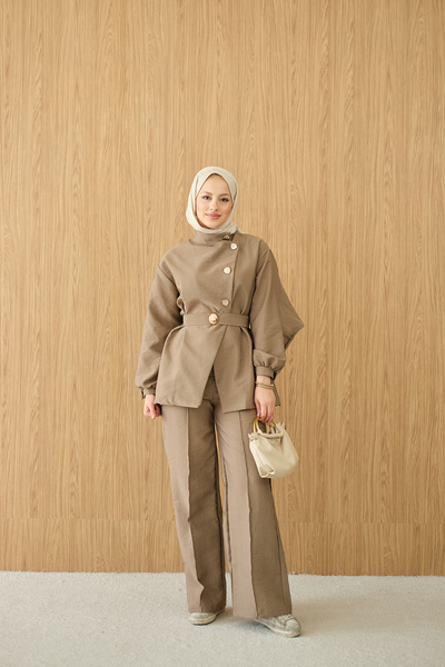 LOCCO Γυναικείο κοστούμι με χρυσή ζώνη και λεπτομέρεια με κουμπιά, χρώμα μουσ...