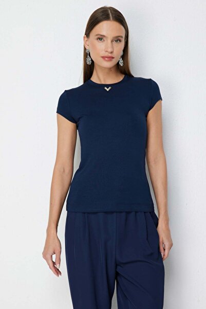 ON Βασική μπλούζα με κοντά μανίκια και λεπτομέρεια αξεσουάρ