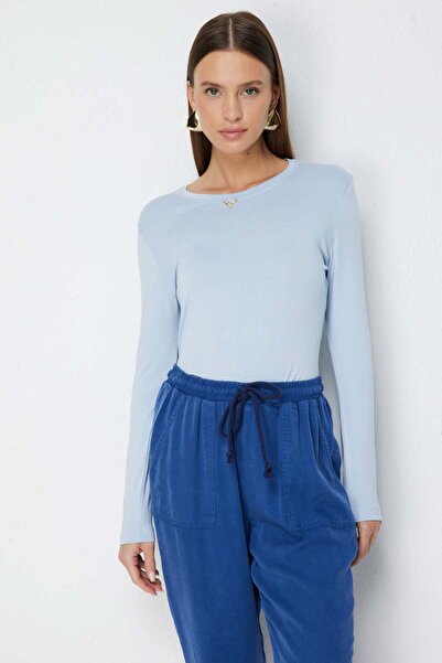 ON Μπλούζα με λαιμόκοψη με μεταλλικά αξεσουάρ