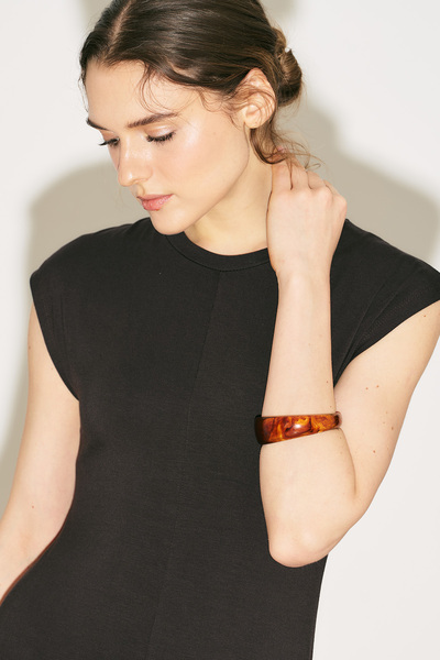 Manuka سوار أكريليك من لين لاين باللون البني