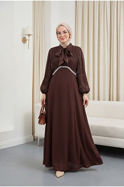 HİJABAYA Φόρεμα από κρεπ με πιέτες, σατέν φούστα Janjan, με δαντέλα στο λαιμό...