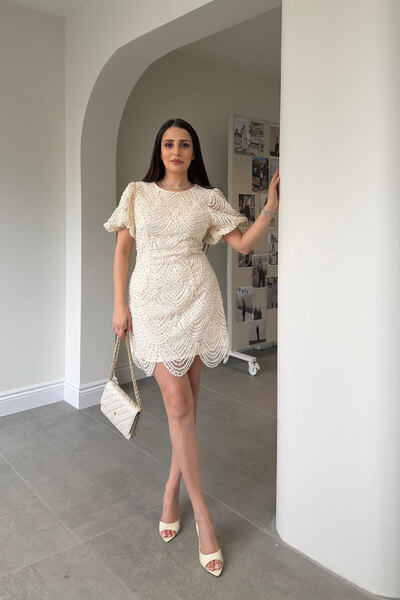 MAGARDE Φόρεμα δαντέλας ειδικής σειράς με κεντήματα από πέρλες - ΕΚΡΟΥ