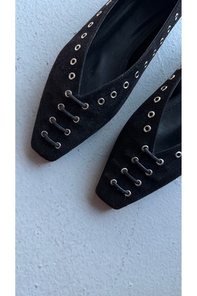 runa shoes Μπαλαρίνες Lunera με μαύρες διακοσμητικές οπές και τετράγωνη πλάκα