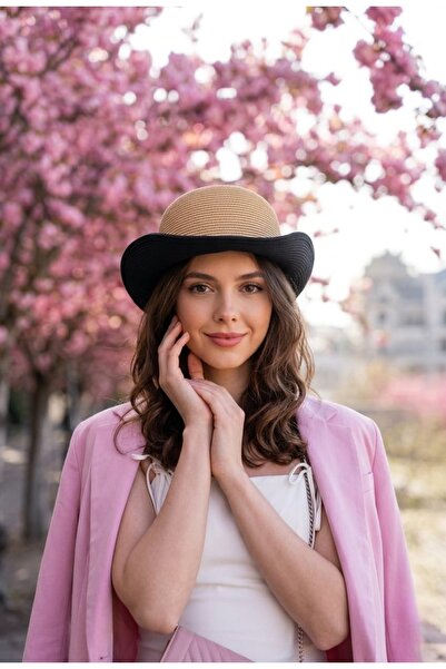 LAGRANZE Siluet Noir Ψάθινο καπέλο με απαλές γραμμές που εξισορροπούν τις γρα...