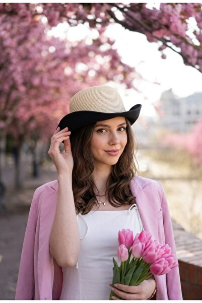 LAGRANZE Siluet Noir Ψάθινο καπέλο με απαλές γραμμές που εξισορροπούν τις γρα...