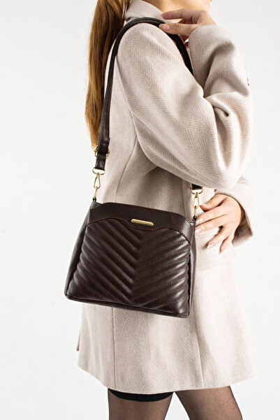 MILANOFOX Γυναικεία τσάντα χιαστί με μαύρη καπιτονέ ραφή σε σχήμα V, 3 θέσεων...