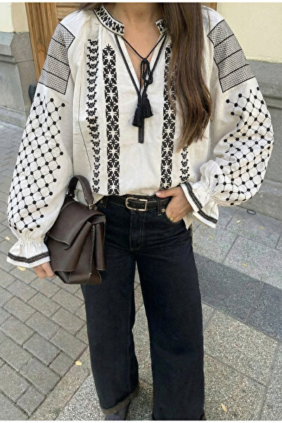 FEMELLE Γυναικεία λευκή βαμβακερή μπλούζα με φούντες στο γιακά και κεντημένο ...