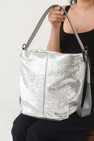 FEMME Γυναικεία τσάντα ώμου σε ασημί χρώμα – Κομψή & Ευρύχωρη Carole