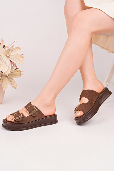 BAHRİNA Γυναικείες παντόφλες σε καφέ σουέντ με διπλή πόρπη