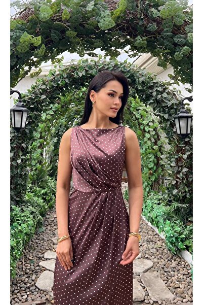 Moda Palmiss Γυναικείο καφέ πουά φόρεμα με λεπτομέρειες, ντραπέ, αμάνικο, μίντι