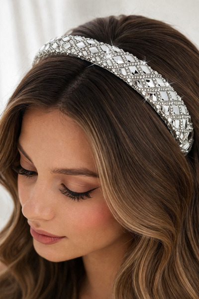 Modex Κομψό, αστραφτερό στέμμα με σχέδιο τριγώνου από πέτρες μπαγκέτας