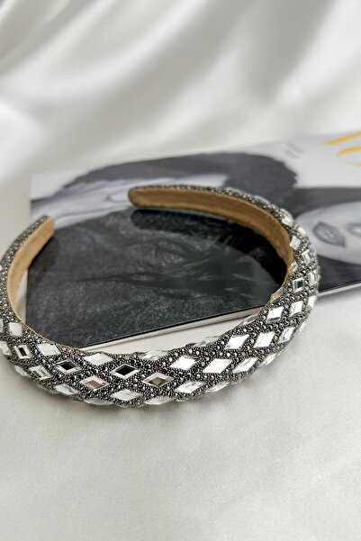 Modex Κομψό, αστραφτερό στέμμα με σχέδιο τριγώνου από πέτρες μπαγκέτας