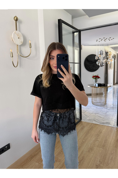 Perry Boutique Μαύρο κοντομάνικο μπλουζάκι με μαύρη δαντέλα στην εφαρμογή της...