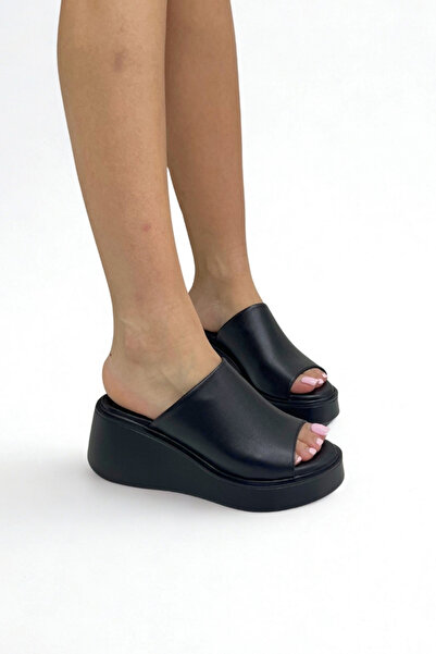 inizio Μαύρες παντόφλες από γνήσιο δέρμα με σφήνα τακούνια OF1700