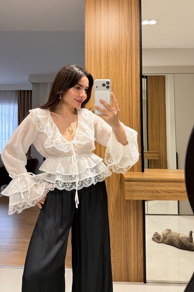 Gizem Ecemiş Myla Beyaz Dantel Detaylı Volanlı Bluz