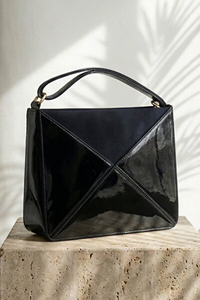 InStyle Μαύρη τσάντα χειρός και ώμου με διπλωμένο τρίγωνο σχέδιο