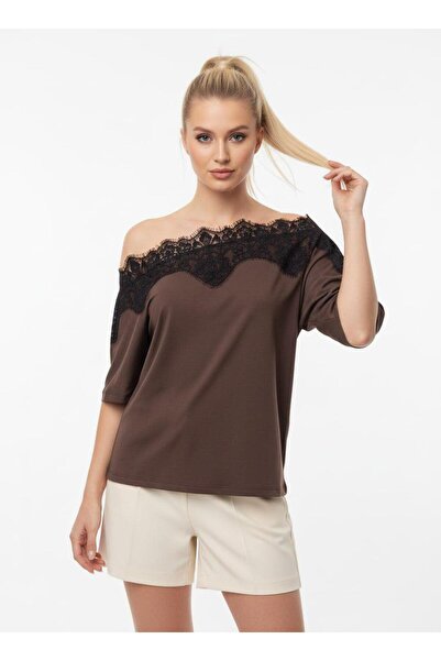 fuşyha butik تي شيرت نسائي أساسي بياقة قاربية وطباعة دانتيل