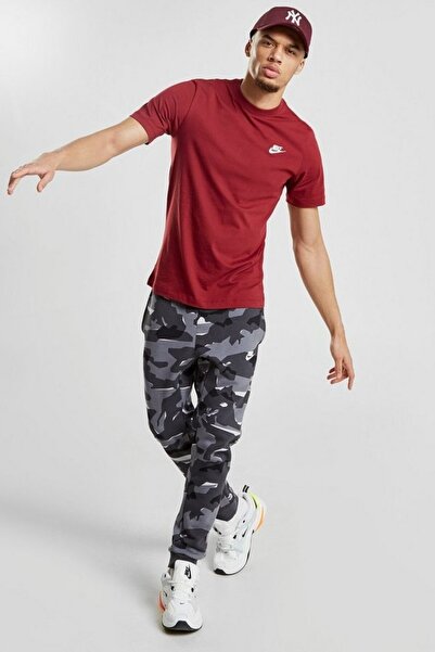 Nike Αθλητικό μπλουζάκι Club Tee Standard Cut από βαμβάκι σε μπορντό χρώμα γι...