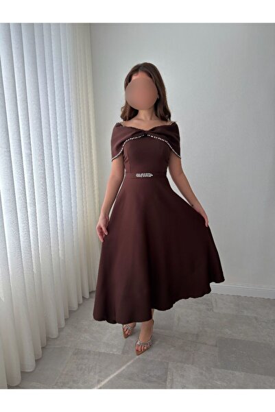 BRATO A stylish coffee-colored dress for the confusing age