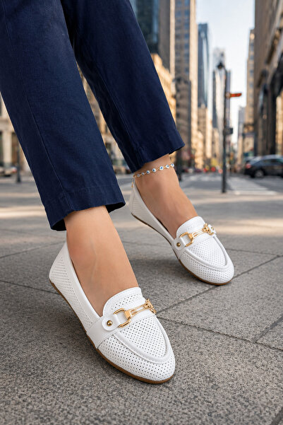 Craftique Λευκά δερμάτινα παπούτσια μπαλαρίνας – Χρυσή αγκράφα, διάτρητη ελαφ...