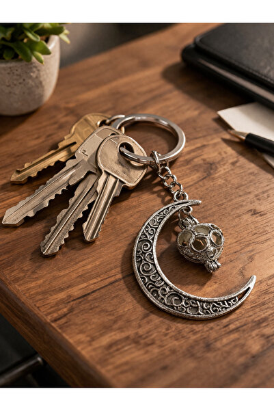 HER ŞEY NOTA www.herseynota.com Ασημί χρώμα με φιγούρα κρανίου και μισοφέγγαρ...