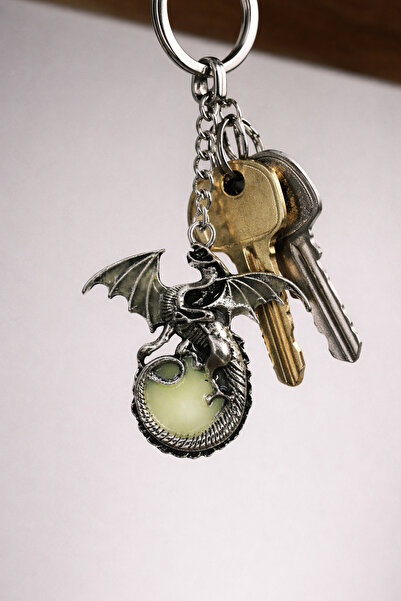 HER ŞEY NOTA www.herseynota.com Μεταλλικό μπρελόκ με σχέδιο δράκου που λάμπει...