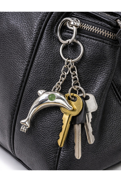 HER ŞEY NOTA www.herseynota.com Μπρελόκ Unisex σε ασημί χρώμα με φιγούρα δελφ...