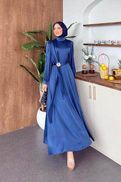 Hazamoda Σατέν βραδινό φόρεμα με αγκράφα στη μέση, σε μπλε ναυτικό χρώμα