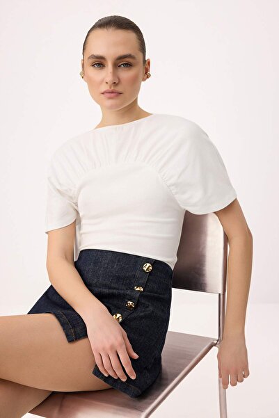 Trendyol Kollektion Ecrufarbenes, eng anliegendes, kurzärmliges T-Shirt mit U...