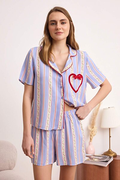 Trendyol Collection طقم بيجامة منسوجة من الفيسكوز بتفاصيل قلب مزهر متعدد الأل...