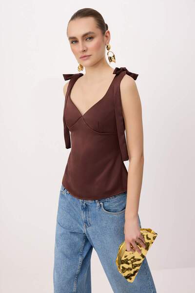 Συλλογή Trendyol Καφέ ίσια μπλούζα με λαιμόκοψη καρδιά, αμάνικη, υφαντή, σατέ...