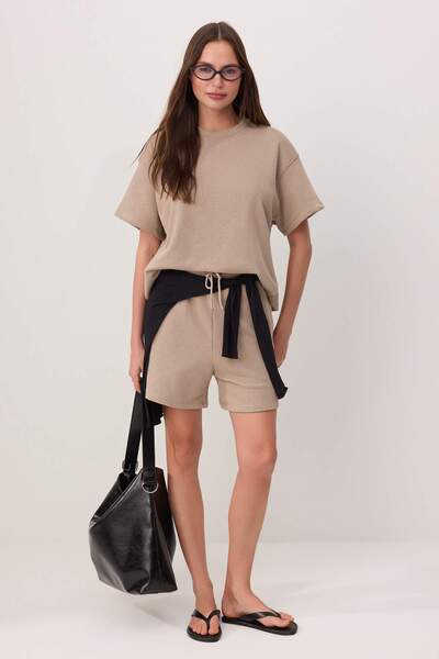 Συλλογή Trendyol Βιζόν Oversize Πλεκτό Σετ Μπλούζα και Σορτς με Κοντά Μανίκια...