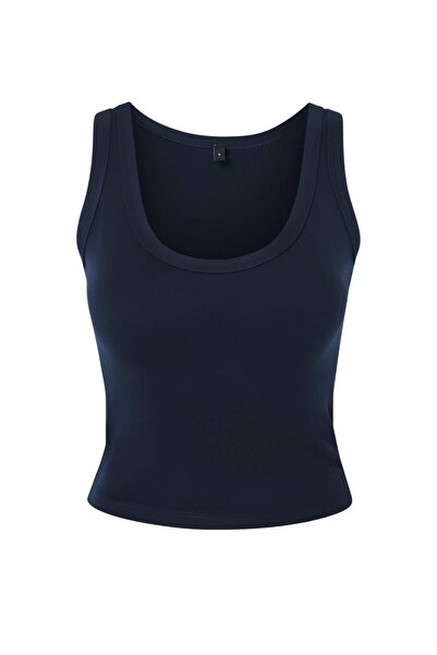 Συλλογή Trendyol Μπλούζα σκούρου μπλε χρώματος με βουρτσισμένη υφή, κανονική ...