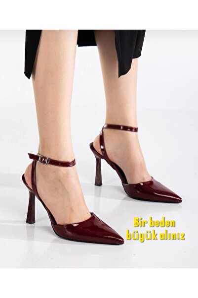 İA İLERİADIM Γυναικεία παπούτσια με τακούνι από λουστρίνι με λουράκια σε μπορ...