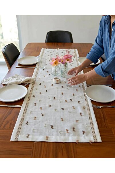 homease Υφασμάτινο ράνερ Gardenia με λινή όψη, λεπτομέρεια κεντήματος και φού...