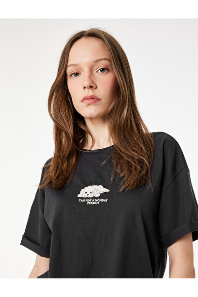 Koton Άνετο κοντομάνικο βαμβακερό μπλουζάκι με κέντημα στον λαιμό