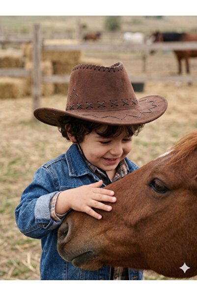 PIECE SIGNATURE قبعة رعاة البقر S جلد سويدي للأطفال (بني فاتح) (العمر 3-8 سنوات)