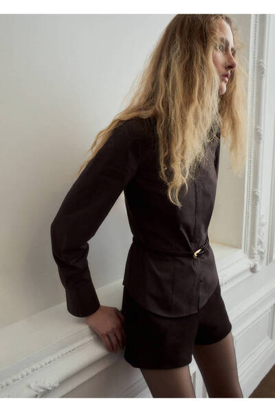 MANGO Woman Bedene oturan poplin gömlek