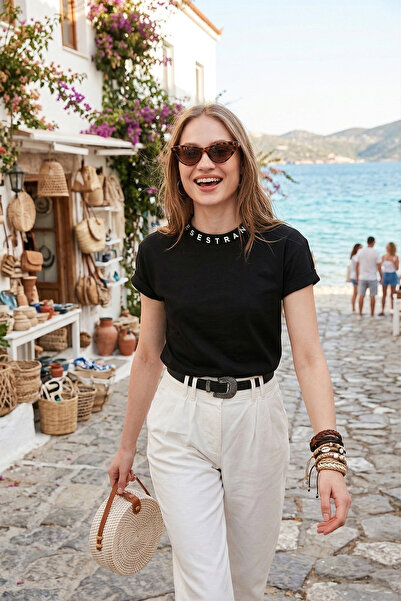 Lela Μπλουζάκι με στάμπα στο λαιμό, πλεκτό, βασικού τύπου, με λαιμόκοψη ποδηλ...