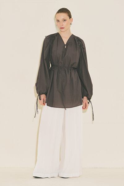 Manuka ΤΟΥΝΙΚ ΜΕ ΛΕΠΤΟΜΕΡΕΙΕΣ ΣΕ ΚΑΦΕ ΧΡΩΜΑ