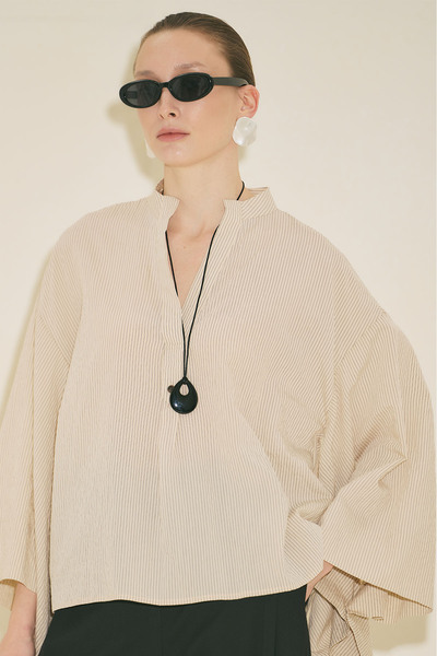 Manuka ΜΠΛΟΥΖΑ ΚΙΜΟΝΟ ΜΕ ΜΑΝΙΚΙΑ ΕΚΡΟΥ ΡΙΓΕΤΕΣ