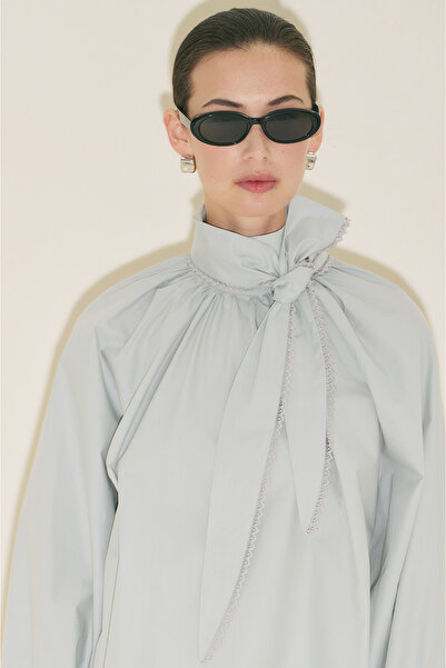 Manuka ΜΠΛΟΥΖΑ ΜΕ ΔΕΣΜΕΥΣΕΙΣ ΣΤΟ ΛΑΙΜΟ ΜΠΛΕ