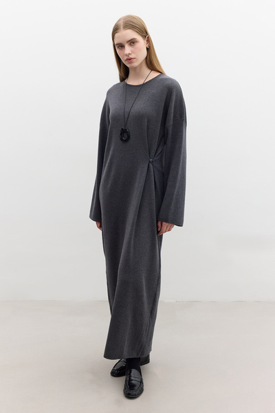 Manuka Antracitové úpletové šaty s kravatou