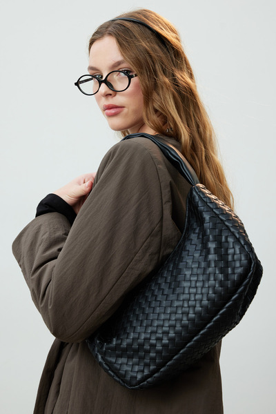 Manuka Μαύρη πλεκτή οβάλ τσάντα Frances