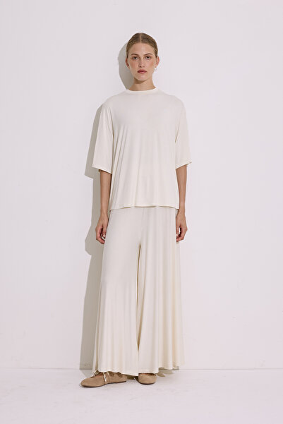 Manuka بلوزة قصيرة الأكمام بتصميم انسيابي باللون اللؤلؤي