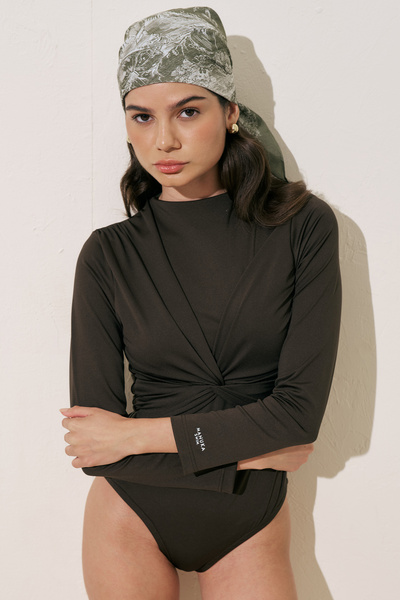 Manuka ДЕТАЙЛЕН СЪРФ КОСТЮМ С ВЪЗЛИ КАФЯВ