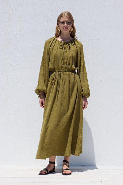 Manuka Grünes Musselin-Kleid – Bindedetail