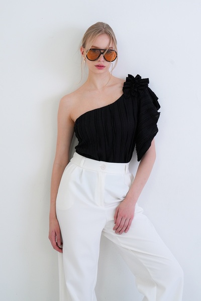 Trend Alaçatı Stili Μαύρη μπλούζα με λεπτομέρεια στον έναν ώμο